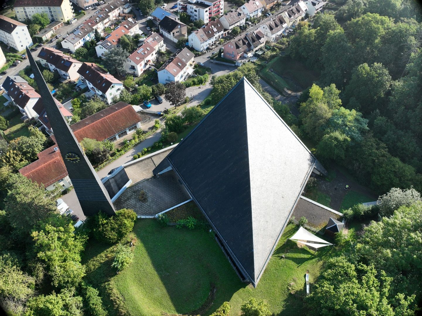 Drohnenaufnahme von einem Gebäude von oben